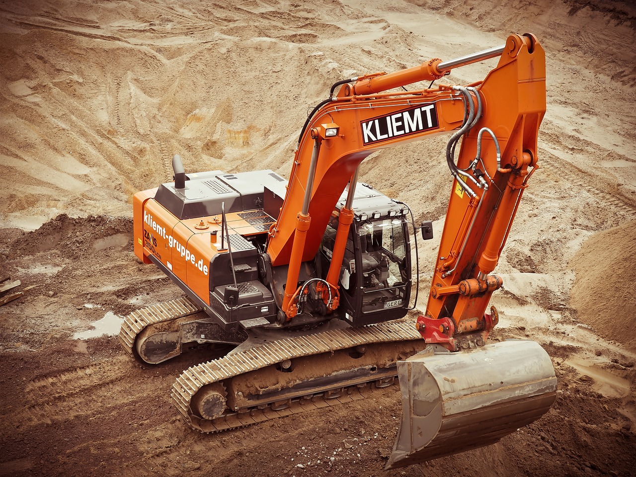 Erschließungsarbeiten auf einer Baustelle: Verlegung von Versorgungsleitungen für ein Baugrundstück